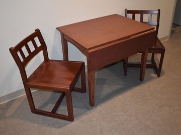 Kitchen table and chairs in a suite in David Soltz Hall